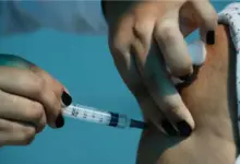 Aplicação da vacina em braço