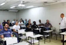 Motoristas participam de aula do curso de condução de veículos de emergência