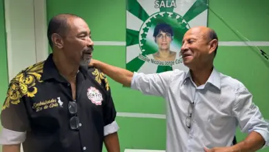 Presidente Zezo cumprimentando convidado