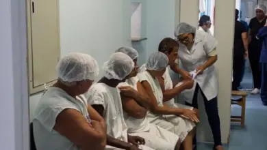Pacientes aguardam atendimento durante mutirão de cirurgias de catarata