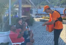 Promotor da RioSP orienta motoristas