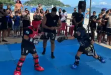 Atletas se enfrentam em combate durante a Copa de Kickboxing