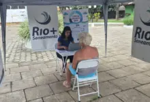 Atendimento itinerante da Rio+Saneamento na Praça Barão de Tefé