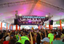 Leandro Sapucahy agitou o público com uma animada roda de samba
