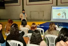 Participantes acompanham palestra