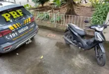Motocicleta recuperada pela PRF estacionada em frente a Delegacia