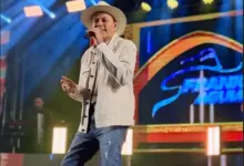 Frank Aguiar durante apresentação