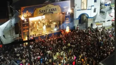Multidão lota a Praça Padre Luiz Quatropanni durante o show de Frank Aguiar