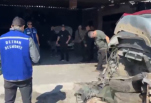 Agentes do Detran-RJ interditaram um ferro-velho clandestino em Sepetiba e apreenderam peças de quatro veículos roubados durante a operação.