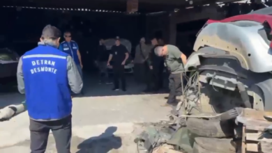 Agentes do Detran-RJ interditaram um ferro-velho clandestino em Sepetiba e apreenderam peças de quatro veículos roubados durante a operação.