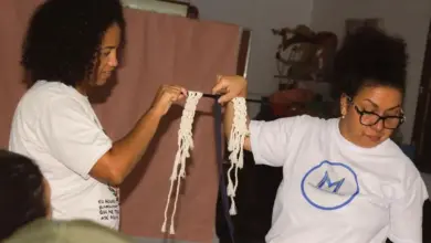 Duas mulheres segurando pedaços de tecido