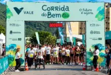 Atletas reunidos no pórtico de largada da Corrida do Bem Eco, patrocinada pela Vale na Praia do Saco, em Mangaratiba.