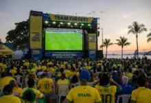 Torcedores de frente para um telão