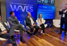 Participantes do painel “Segurança Jurídica e Capital Azul” debatem temas relacionados à Economia Azul durante o lançamento do Tomorrow.Blue Economy 2026, em Niterói. Quatro especialistas estão sentados no palco enquanto um palestrante fala ao público, diante de um painel com a identidade visual do evento.
